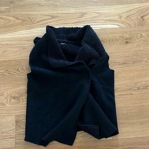 Stella and dot faux leather vest size large black euc like new